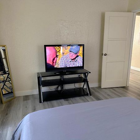 Entire Lovely 3-Bedroom Home W Yard, Parking チュラビスタ エクステリア 写真